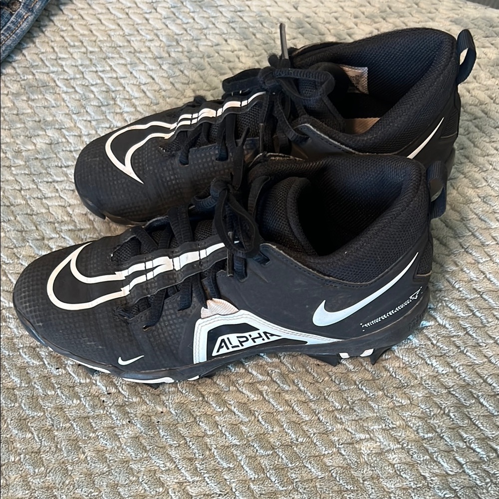 Nike Black and White Athletic Shoes with Modern Silhouette